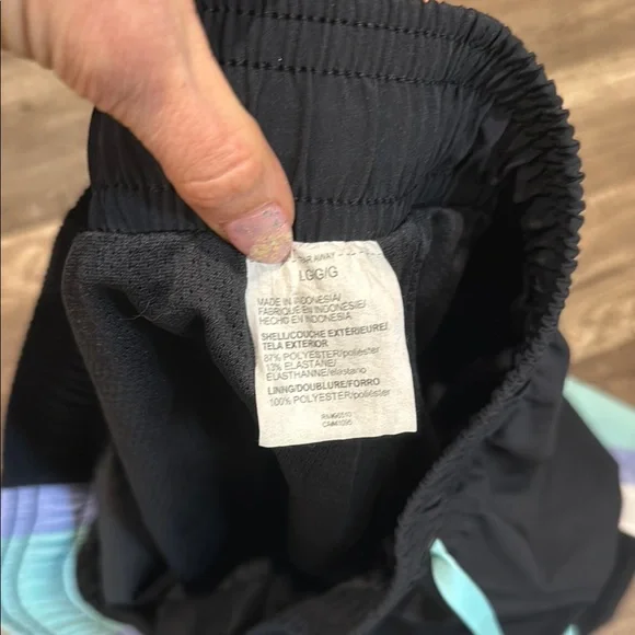 Men’s, Large Under Armour shorts with drawstring & pockets. - Picture 4 of 4